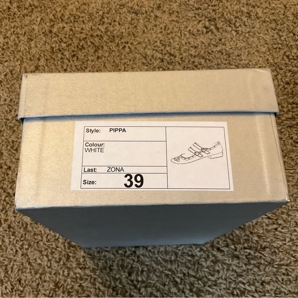 New with Box~Mod Shoes “Pippa” White Patent Leather Flat, Double Straps, Flower - Picture 11 of 12